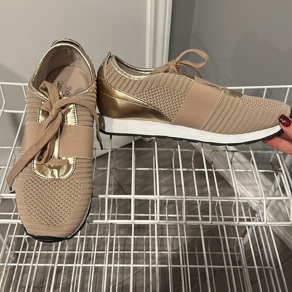 Shoedazzle Toni Sneakers - Picture 2 of 6